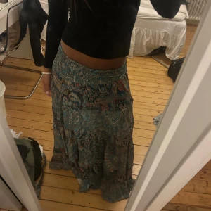 Mönstrad långkjol - Så sååå snygg långkjol köpt i Italien. Säljer då den inte kommer till användning. Jag är 162, det är mina bilder, skriv om ni har funderingar. ❤️Jättebra skick! 