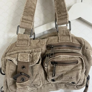 Väska - Väska från Urban Outfitters. Den är liten men ändå rymlig. 