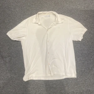 Vit skjorta - Märke weekday Passform baggy Storlek L Färg vit  Skick 7/10 därav den har en lite rosa fläck Vid snabb affär