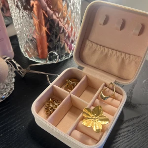 Blommig ring - Säljer min fina blomring super fint skick och tål vatten! Skickas mot fraktkostnad 📦 