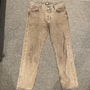 Sweet skate jeans - Skick är 9/10  Storlek 31 Typ av pasform baggy Vid snabb affär kan jag lösa ett billigare pris