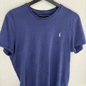 Polo Ralph lauren T-shirt  - Säljer en Ralph lauren t shirt i använt skick men väldigt fräsch ändå. Storlek M Skriv för mer info.