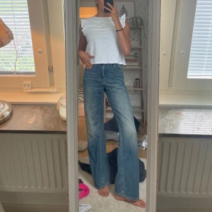 Jeans  - Fina blåa jeans! Jag har använt de en gång. Jag är 174 cm lång. 