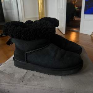 Unika uggs med rosett där bak. Använda men har inga skador💞