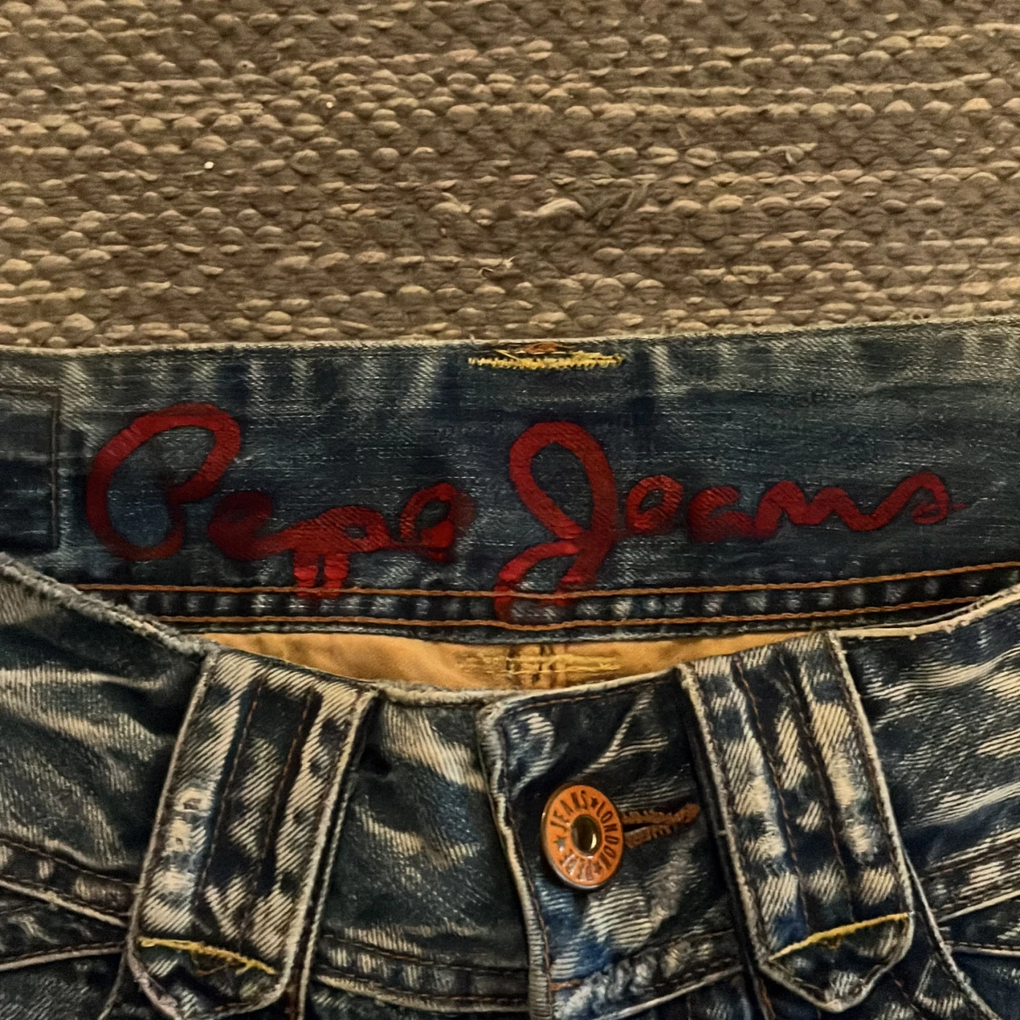 Säljer för att dom inte passar längre - 90