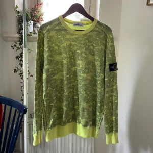 Stone island tröja grön, storlek XL - Passar mig bra som är 186cm lång Väldigt bra skick, inte skadad, nopprig eller smutsig.