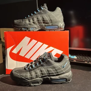 Nike air max 95 - Säljer nu mina Air Max 95 då dem inte kommer till så mycket användning.Skorna är självklart äkta och köpta i Nike butiken i Gallerian: Skicket är 10/10🔥🔥 och dem är använda ungefär 2-3 gånger 🏃‍♂️‍➡️🏃‍♂️‍➡️ priset är ej hugget i sten så kom med förslag🙏🤝