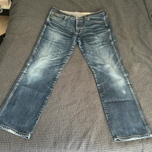 Wrangler jeans - Wrangler jeans. Flitigt använda. Storlek 38x34 men sitter som en 34/36x34. Priset är diskuterbart.