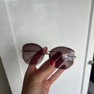 Dior solglasögon  - ( ej äkta)  Fina trendiga solglasögon 