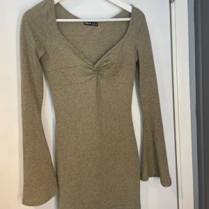 Söt klänning - Jätte fin klänning Köpt från shein, men märks inte alls på kvalitet osv. Använd fåtal ggr. Storlek S men är ganska tajt i ärmarna. Knut/detaljer fram vid bystet. Färg: skogsgrön typ. Väldigt fin men säljer då den inte är något för mig längre.
