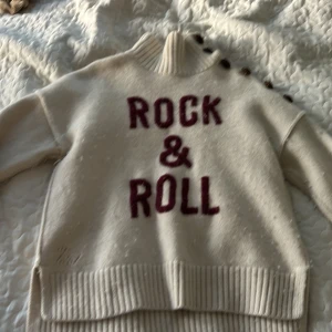 As snygg stickad Zadig tröja💘 - Superfint skick❤️Varsamt använd💘 kom dm 💘Pris kan diskuteras ❣️