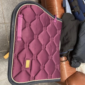  equestrian Sthlm  - De gröna kostar 350kr och det lila kostar 490kr