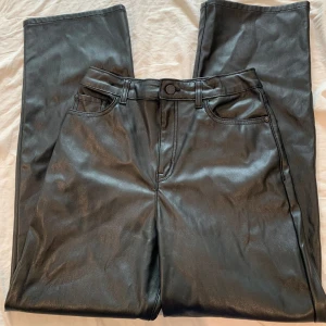 Skinnbyxor💗 - Säljer dessa skinnbyxor i storlek 14y+ och passar personer med xs i storlek💗 har använt några gånger men säljer pågrund av att dessa inte passar längre😕 dessa är i bra skick och har inga defekter💕