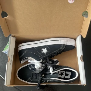 Converse one star skor - Säljer ett par helt oanvända svarta converse one star skor i storlek 44. 