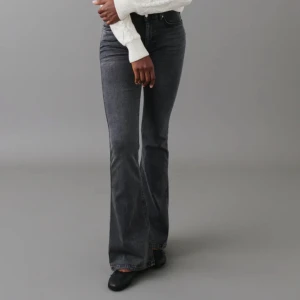 Lågmidjade jeans  - Säljer dessa jeans från Gina tricot i tall. Använda fåtal gånger och i bra skick, inga defekter🥰