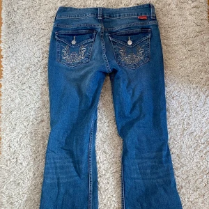 Hm jeans - Jättefina Hm jeans i storlek 36. Säljer eftersom jag inte använder dom då modellen inte passar mig💕 Använda fåtal gånger o är nyskick. Superfint mönster på fickorna bak, modell flare. Pris går att förhandla💗