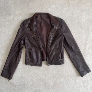 Tezzoro skinnjacka  - Superfin brun skinnjacka från tezzoro, använd några gånger men passar inte min stil längre.  Stl:34