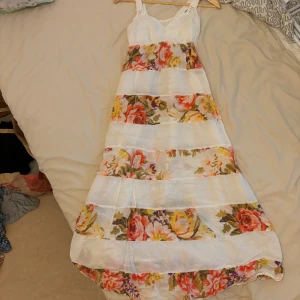 Lång sommarklnning - Säljer min super sköna sommarklänning det är str s på klänningen. 