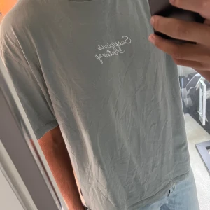 Suspicious tshirt - Tshirt ingår i set som ni hittar i profilen. Storlek XL men passar large. Limited edition. 