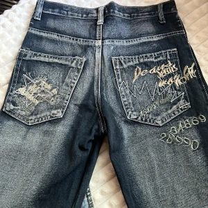 Vintage y2k jeans - Vintage jeans som är i bra skick. Skulle säga att storleken är S. Midjan är runt 70cm. Längden är ungefär 95cm. Om ni har mer frågor eller vill ha mer bilder, skriv gärna privat.💋😊