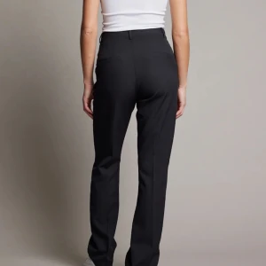 Bik bok kostymbyxor - ”lånade bilder”  Säljer mina kostymbyxor från bikbok då de inte kommer till användning, använda 2 gånger och nästan helt nya, ser precis ut som på bilden Hör av er för frågor!💞