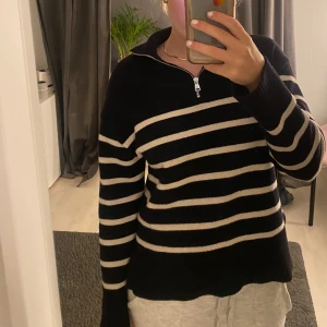 Tröja - Säljer denna snygga tjock tröjan med dragkedja som jag tycker är jätte fin men behöver sälja den ändå. 😇