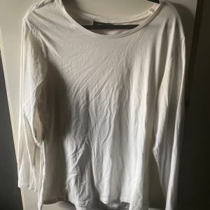 Långärmad tröja, Kappahl  - Vit långärmad tröja köpt på Kappahl. Normal i storleken säljer då jag använder några andra mer. Använd ett par gånger, är lite genomskinlig. Finns på flera sidor. 