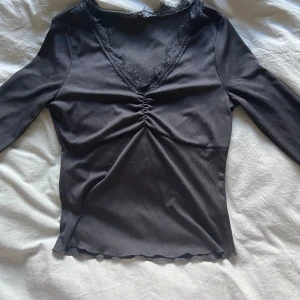 Jättesnygg spets topp uringning - Helt oanvänd då den är för liten för mig. Jätte snygg med spets och urringning o tight.