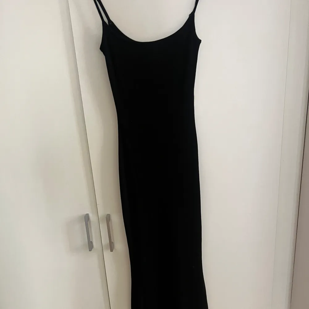 Long slip dress från skims. I bra skick. Bara få tal gånger använd . Klänningar.