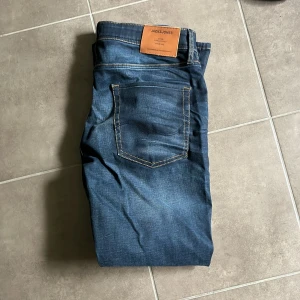 Jack & Jones jeans - Säljer nu dessa schyssta marinblåa jeans från Jack & Jones då dem är för stora på mig. Jeansen är slim/straight och är endast använda 1 gång. Skick:10/10. Nypris: 899. 