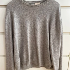 Hm kashmirtröja - Kashmirtröja från hm i toppenskick. Perfekt att ha till vardags och över axlarna! Pris kan diskuteras❤️