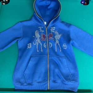 Rhine Stone hoodie  - Blå Rhine stone hoodie i bra skick använd få gånger