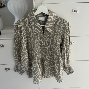 Gestuz blus - Blus från Gestuz Nyskick