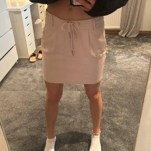 Kjol - En ljusrosa kjol inspirerad av kostymbyxa, super skönt material💞 