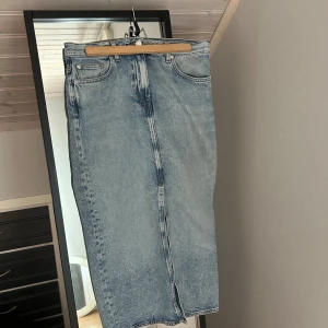 Jeanskjol  - Jeanskjol från Arket i storlek 38.