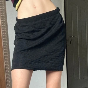 Svart kjol - En svart kjol med en kort längd. Den har slits baktill och har en jättefin passform.💓