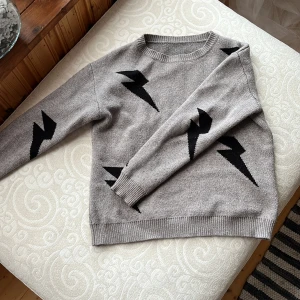 Tröja - Säljer denna tröja i fint skick och andvönd få tal gånger för har vart lite liten. Storleken är oklar men passar xs.