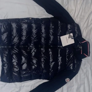Moncler cardigan  - Jättefin helt ny marinblå moncler cardigan, säljes eftersom passar inte min stil. storlek s 