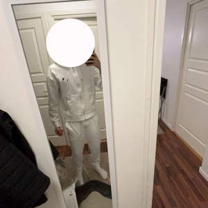 Ralph Lauren Polo tracksuit, zip tröjan storlek S och byxan storlek M. Passar perfekt för de personer som är långa och smala som mig. Fick den som present och använder inte längre. Har använts 3-4 gånger