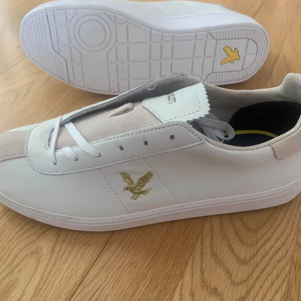 Snygga helt nya, aldrig använda lyle and scott skor. Fina färger. Storlek 42. Nypris 899kr. Säljes endast för 350kr. . Skor.