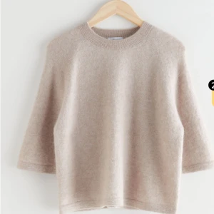 & Other storys stickad t-shirt - Jätte snygg och efterfrågad stickad tröja från & other storys i storlek M men passar som S, derför jag valt att sälja den för den är lite förliten. Skriv för fler bilder😋💕