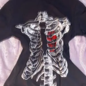 Cool T-shirt med skelett tryck🖤 Använd gärna köp nu