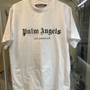 Palm Angels T-shirt - Palm Angels tshirt som jag inte använder. Den är som ny och använt den 1-2 gånger