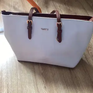 Fin väska i bra skick vit och brun 