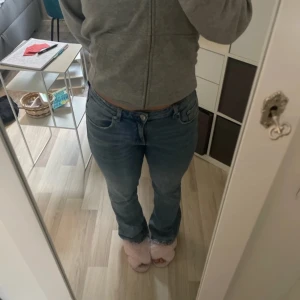 Jeans  - Köpte de av en tjej men de var för stora för mig.. Hon har skrivit att sömnen har spruckit vid höften, men är nu lagat! Inget man lägger märke till ♥️ storlek 164 från barnavdelningen köparen betalar frakten:)