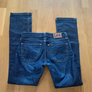 Jeans - Ett par snygga lee jeans som inte kommer till användning längre. De är lågmidjade och bootcut. Skriv om ni har några frågor. 