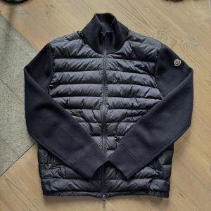 Moncler Cardigan! - Nu säljer vi denna riktigt feta Moncler Cardigan, perfekt nu inför våren! Storleken på den är L men passar M. Det finns en defekt på den (mer info privat). Tveka inte att höra av dig vid minsta fundering!🌟      ❗️Kvitto Finns❗️