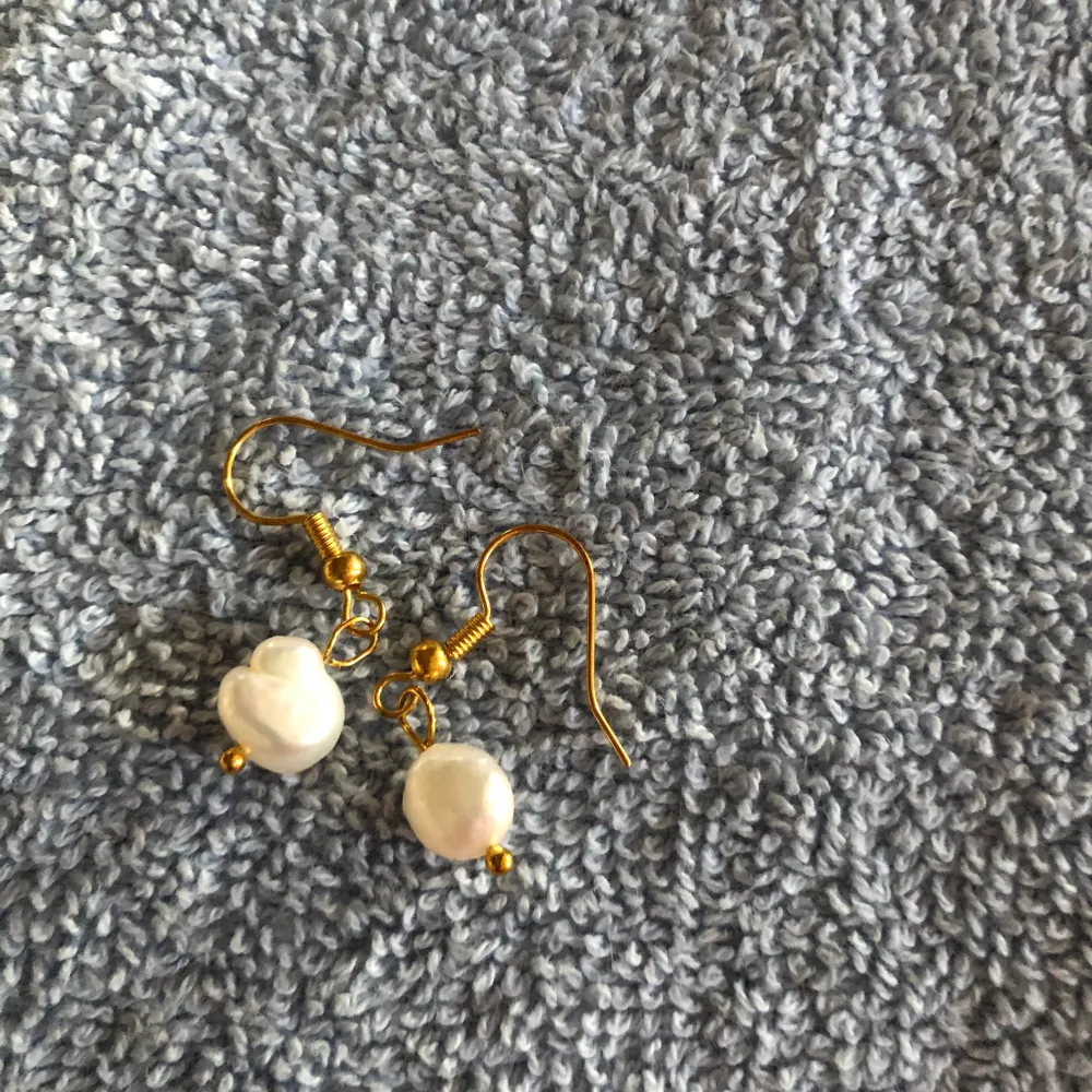 Ett par örhängen m vit pärla. De är oanvända.  Pärlan är 5mm . Accessoarer.