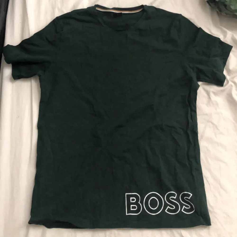 Säljer nu denna feta boss t shirten perfekt för sommaren och väldigt snygg 🤩 . T-shirts.