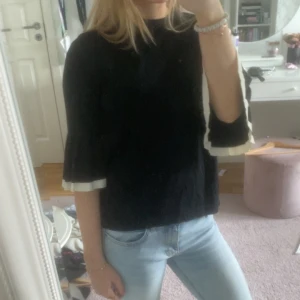 Tröja med volanger - En super fin tröja med volanger på armarna. Köpt från Sellpy för ungefär en månad sen men aldrig använd av mig💞